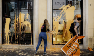 Ultima Generazione imbratta negozi di lusso a Roma