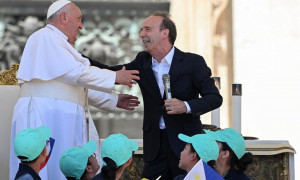 Roberto Benigni porta il suo spettacolo in piazza San Pietro per la giornata mondiale dei bambini