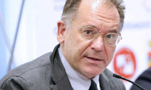 Tassista rifiuta corsa ad Alessandro Cecchi Paone: "Parli male di noi, vai a piedi"