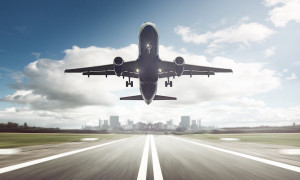 Voli alle stelle: prezzi in aumento fino al 68% per l'estate, nonostante il calo del carburante