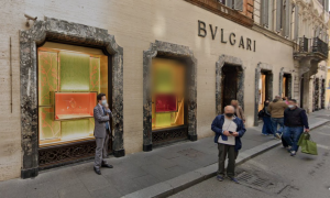 Parigi, svaligiata la boutique Chanel sugli Champs-Elys&eacute;es: bottino tra i 6 e i 10 milioni