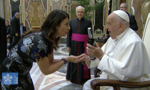 Mirto della Sardegna al Papa, il regalo di Geppi Cucciari