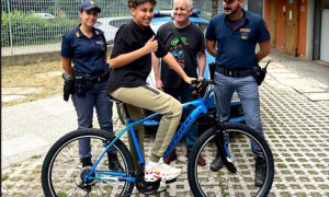Bologna, la polizia dona una nuova bici a un ragazzino di 13 anni derubato