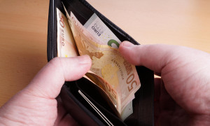 Trova un borsello con 60mila euro in contanti, ragazzino lo consegna a un autista di un autobus