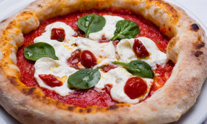 La pizza migliore al mondo si trova a New York, scattano le polemiche
