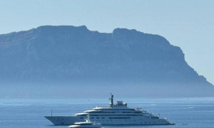 I superyacht dei miliardari conquistano la Sardegna: Bezos, Arnault e Gates in vacanza