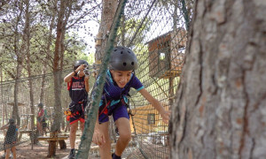 Nurachi Ikarun Adventure  Park si  vola sui passaggi sospesi