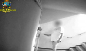 Timbrava il cartellino in mutande, accusato di assenteismo, ex vigile riceve un risarcimento