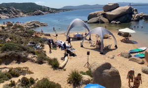 Palau, la Guardia Costiera blocca una festa privata sulla spiaggia con gazebo, dj e rete da volley