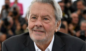 Alain Delon disse no a un funerale da divo: sar&agrave; seppellito accanto ai suoi 35 cani