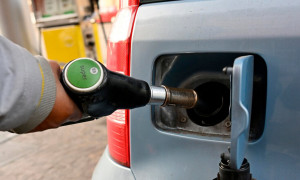 Scendono i prezzi per i carburanti sia in modalit&agrave; self sia al servito