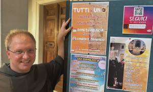 Urbino: la locandina fuori dalla chiesa &ldquo;Dopo la messa spritz gratis per tutti"