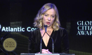 Meloni premiata a New York come prima donna premier in Italia