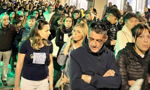 Strage di Nuoro, in migliaia alla fiaccolata: i primi esiti dall'autopsia