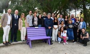 Una panchina viola per uscire dalla solitudine