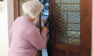 Cagliaritana truffata a 94 anni, riabbraccia i suoi preziosi grazie ai carabinieri