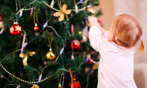 La pediatra Dr. Em su TikTok: "Alcuni addobbi natalizi sono pericolosi per i pi&ugrave; piccoli&rdquo;