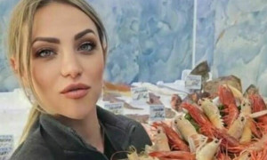 TikTok banna la "pescivendola pi&ugrave; bella d'Italia" per maltrattamenti agli animali