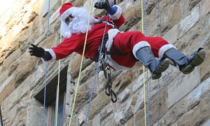 Cagliari, in piazza Garibaldi arrivano i Babbo Natale di EdiliziAcrobatica