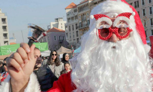 &ldquo;Fai il bravo o niente regali da Babbo Natale&rdquo;, pu&ograve; avere conseguenze negative sui bimbi
