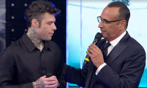 Fedez in confusione a Sar&agrave; Sanremo, Carlo Conti lo accompagna fuori scena dopo la presentazione