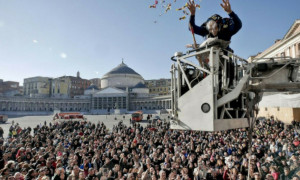 Napoli, &ldquo;Calza sospesa&rdquo;: un successo straordinario
