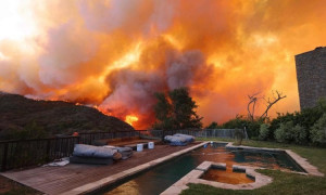 Incendi a Los Angeles: vento e fuoco devastano Pacific Palisades, 30mila evacuati