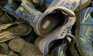 Poste Italiane, le scarpe dei portalettere sardi riciclate per pavimentare le aree gioco dei bambini
