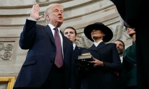 Melania Trump &egrave; tornata a essere First Lady, il suo cappello a falda larga ha attirato l&rsquo;attenzione