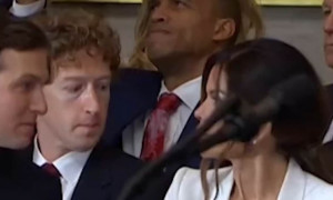 Una foto che raffigura Mark Zuckerberg davanti alla scollatura di Lauren Sanchez fa il giro del web