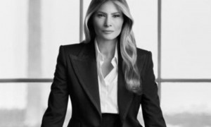 La Casa Bianca ha diffuso il primo ritratto ufficiale della first lady Melania Trump