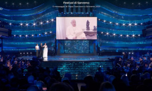 Prima serata del Festival di Sanremo, Jovanotti infiamma il palco, ma la star &egrave; il Papa