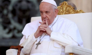 Papa Francesco ricoverato al Gemelli: il Pontefice affetto da un'infezione polimicrobica