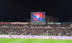 Cagliari confuso, alla Juve basta Vlahovic: i bianconeri vincono 1-0 alla Domus