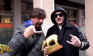 Olly riceve il Tapiro d&rsquo;oro a Striscia la Notizia