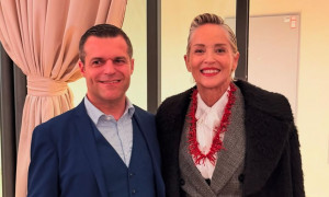 Sharon Stone incanta Alghero: ricevuta in dono una collana di corallo