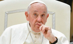 Papa Francesco ancora ricoverato: tra aggiornamenti medici e teorie complottiste