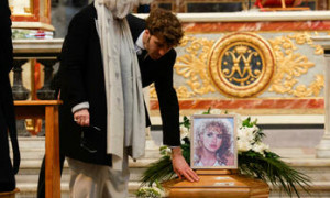 L'ultimo saluto a Eleonora Giorgi: folla e commozione ai funerali dell'attrice