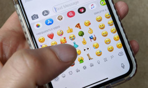 Le emoticon di WhatsApp diventano prova nei processi