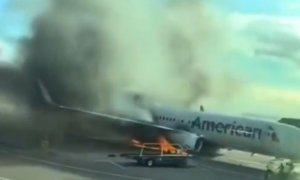 Paura a Denver: Aereo dell&rsquo;American Airlines prende fuoco dopo l&rsquo;atterraggio