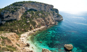 Mistero a Cala Fighera: Manola Mascia trovata morta, scomparso il fidanzato