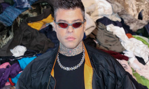 Fedez volta pagina: baci in discoteca con una misteriosa mora a Monte Carlo