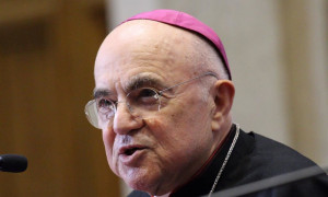 La morte del Papa non ferma Vigan&ograve;: &ldquo;Pagher&agrave; i crimini contro la Chiesa&rdquo;