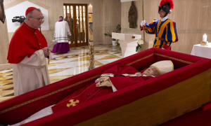 Papa Francesco, prime immagini post mortem: il Pontefice nella bara, sabato i funerali