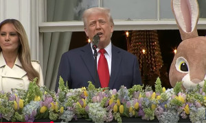 Morte del Papa, l&rsquo;omaggio di Trump con il coniglio pasquale fa scoppiare le polemiche