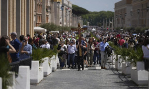 Addio a Papa Francesco: Roma si prepara per i funerali, attesa per il Conclave