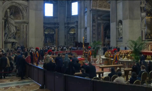 Ultimo saluto a Papa Francesco: migliaia di fedeli in fila nella Basilica di San Pietro