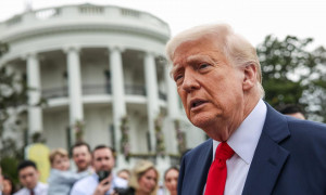 Crolla il gradimento per Donald Trump: solo il 39% lo approva nei primi 100 giorni