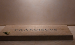 Papa Francesco, errore nella scritta sulla lapide