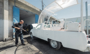 La Papamobile diventa un&rsquo;ambulanza per i bambini di Gaza: l&rsquo;ultimo gesto di Papa Francesco